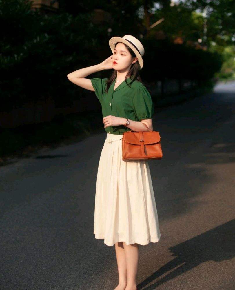 今年流行什么颜色的衣服_今年流行什么颜色的衣服和款式-第1张图片-潮百科