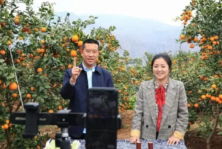 80后山东夫妻，放弃5万月薪，回村种菜，一天卖了120万，凭啥？
