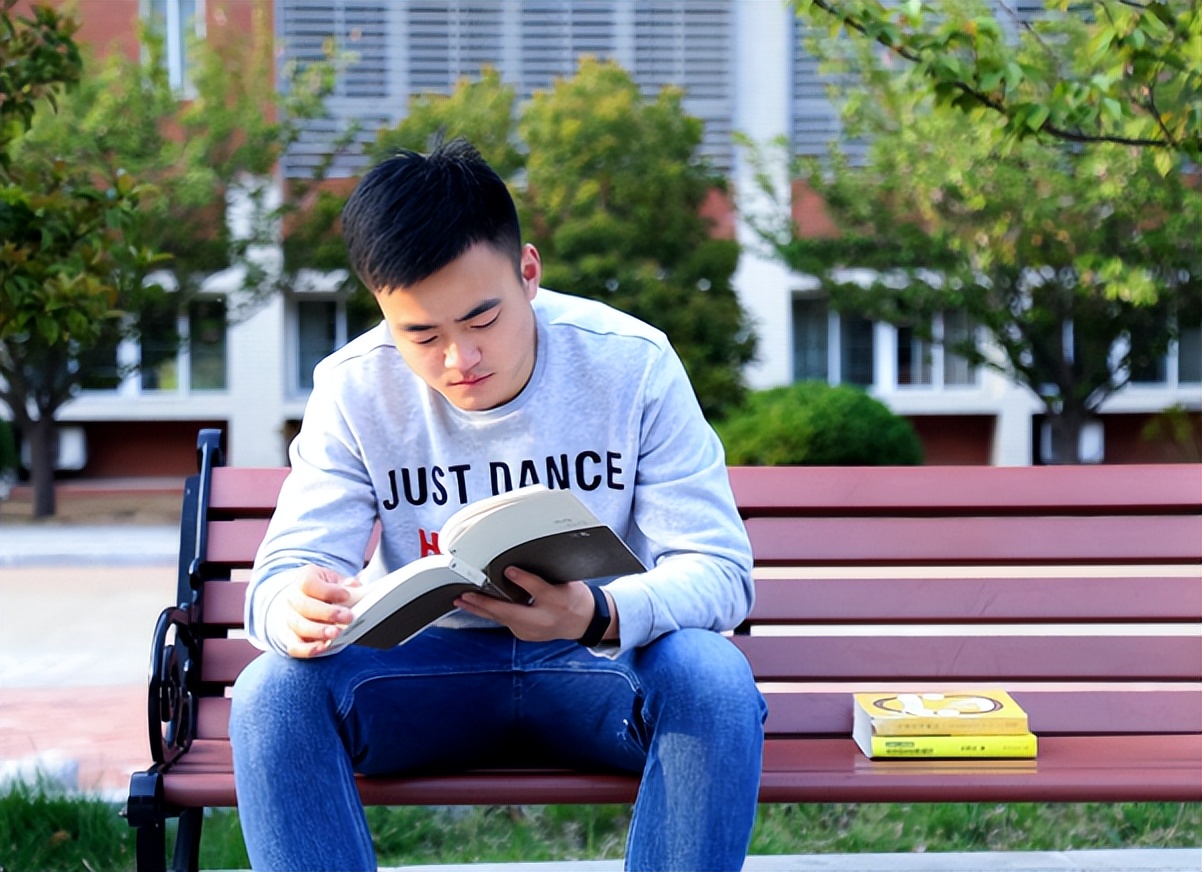 大学生封校后的生活，一个个开始秀花样，网友：像极了退休的生活