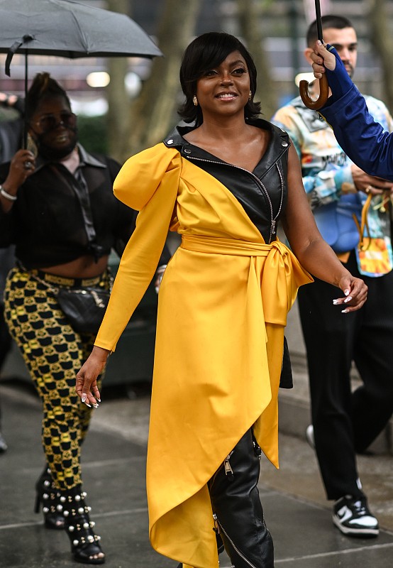 美国街头的胖妹子可真多,穿搭也很自信,不显瘦更有气势