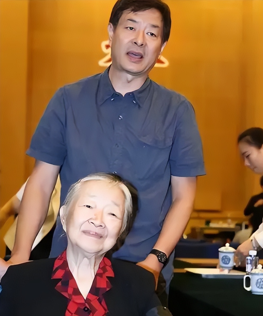 “感动中国人物”濮存昕：好人没好报？69岁照顾母亲至今不敢老去