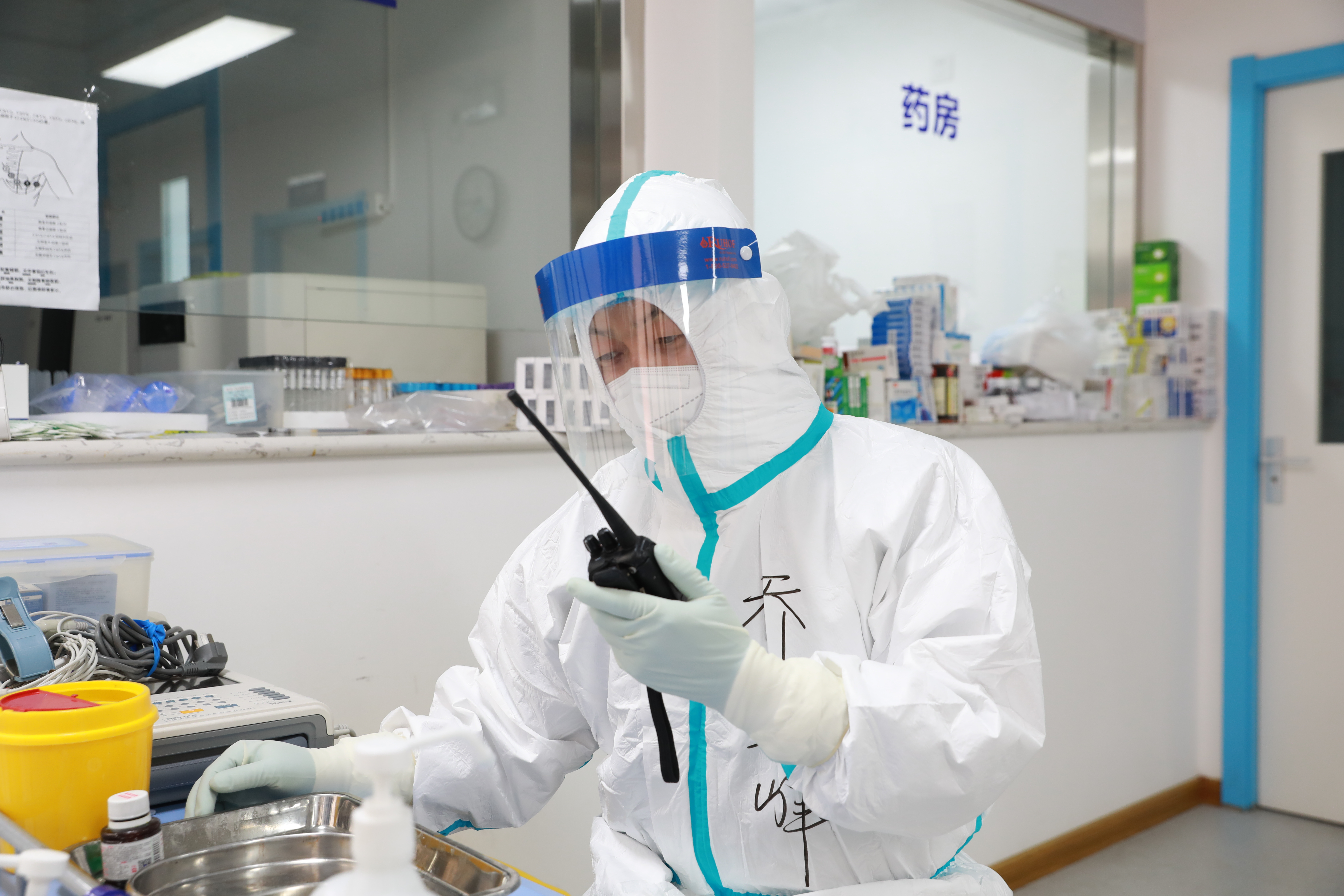 乔亚峰：下班时间未知 整天穿梭在手术室的雷锋“男护士”