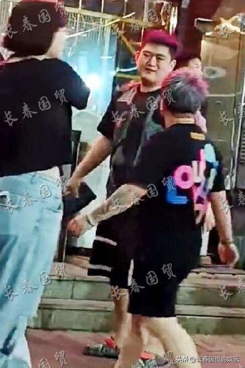 赵本山25岁儿子近照曝光，穿着随意吃烧烤，前呼后拥排场大