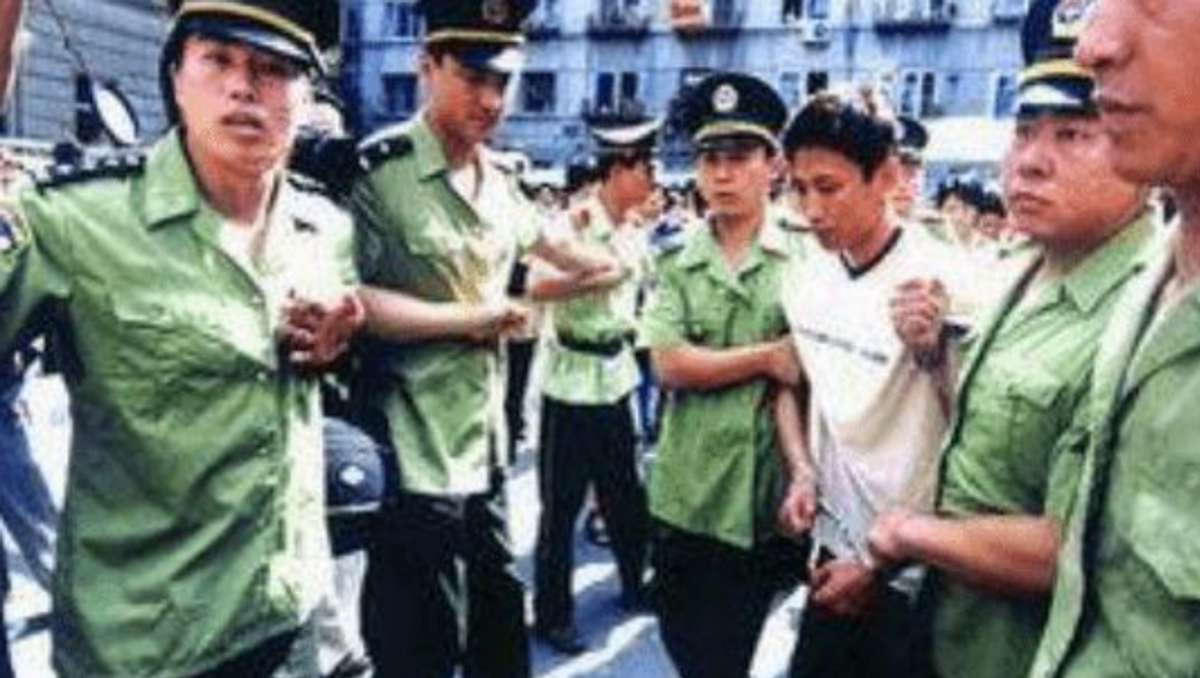 2003年刘涌执行死刑前，喝了一口白酒，让妻子在脚镣处塞了1元钱