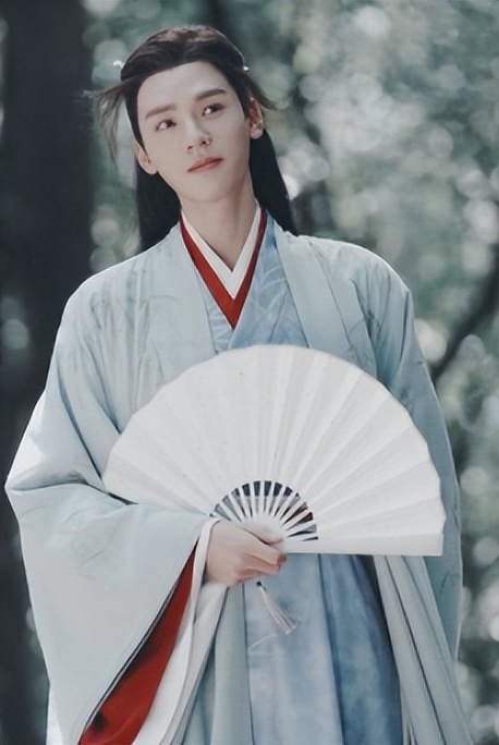 “龙须刘海”不要轻易尝试！有人仙气十足，有人酷似蟑螂精