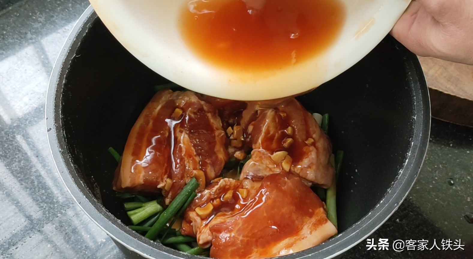 广式叉烧为什么那么香？原来做法这么简单，一打开盖，肚子都饿了