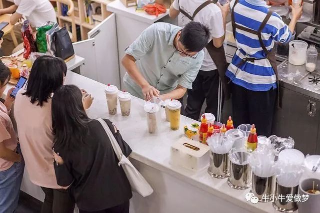 奶茶40年：塑化剂的罪恶、资本的角逐、加盟的套路，为何还不倒？