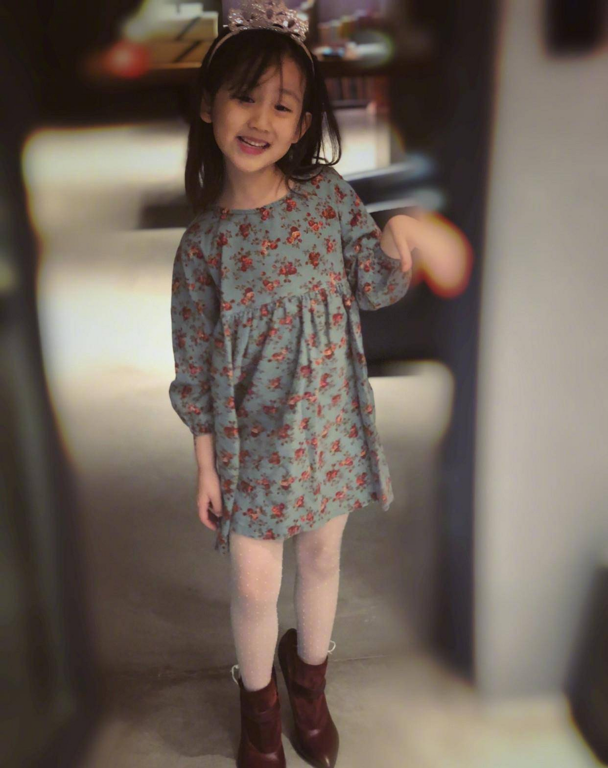 黄磊夫妇太开明了！带8岁女儿去烫发，妹妹秀新发型比多多还臭美