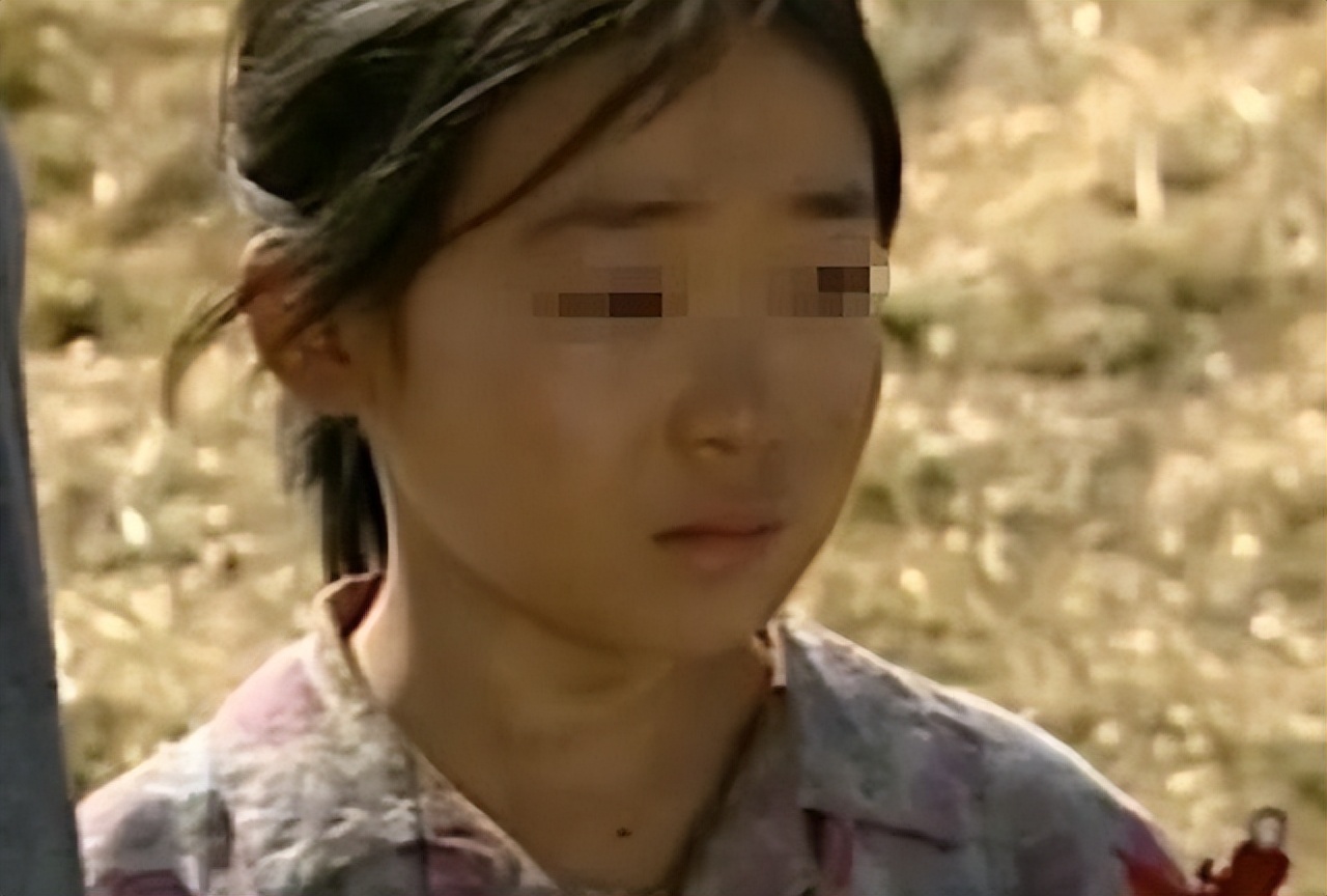 1996年，山东少女为养家三度卖血，死后三个哥哥为她披麻戴孝