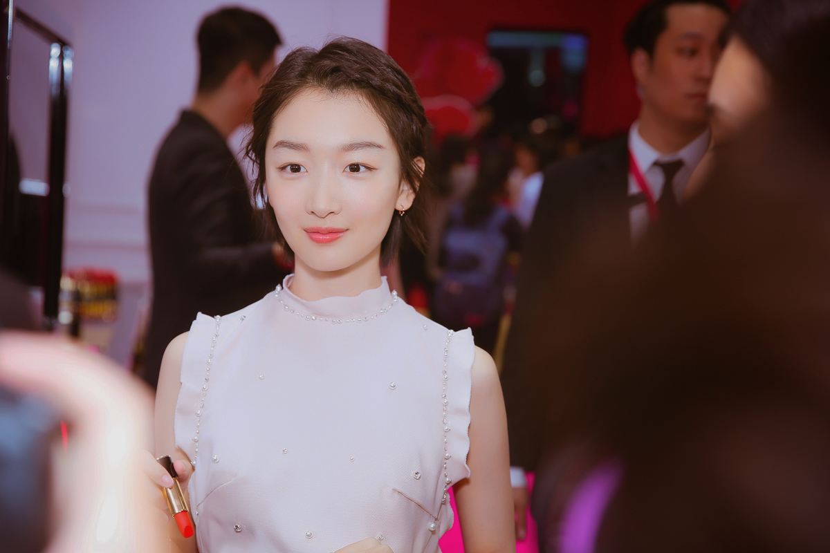明星亲密被偷拍：马思纯捧脸亲吻，周冬雨忘拉窗帘，袁泉夏雨温馨