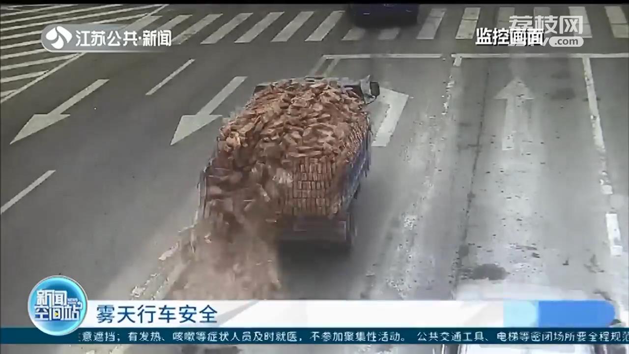 危险！货车路口转弯时甩出砖块产生安全隐患 泗阳交警及时搬运清理