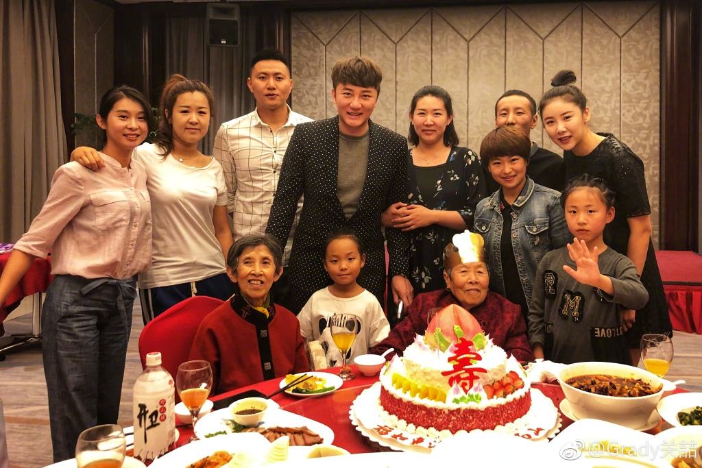 关喆的完美人生！当人民教师，娶葡萄牙老婆生三胎，妻子身份高贵