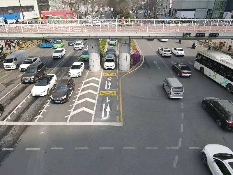 小寨十字首次实现多车“并联掉头”，通行率可提升10%以上