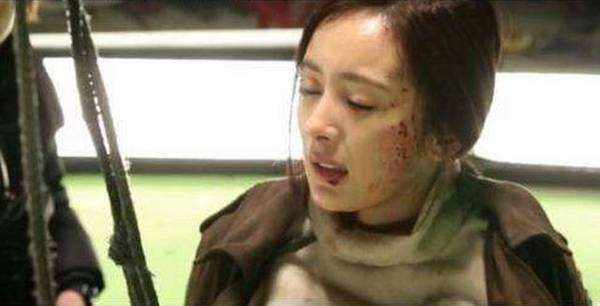 杨幂录制《密室大逃脱》伤情如何?爸爸杨晓林回应女儿伤势、报平安