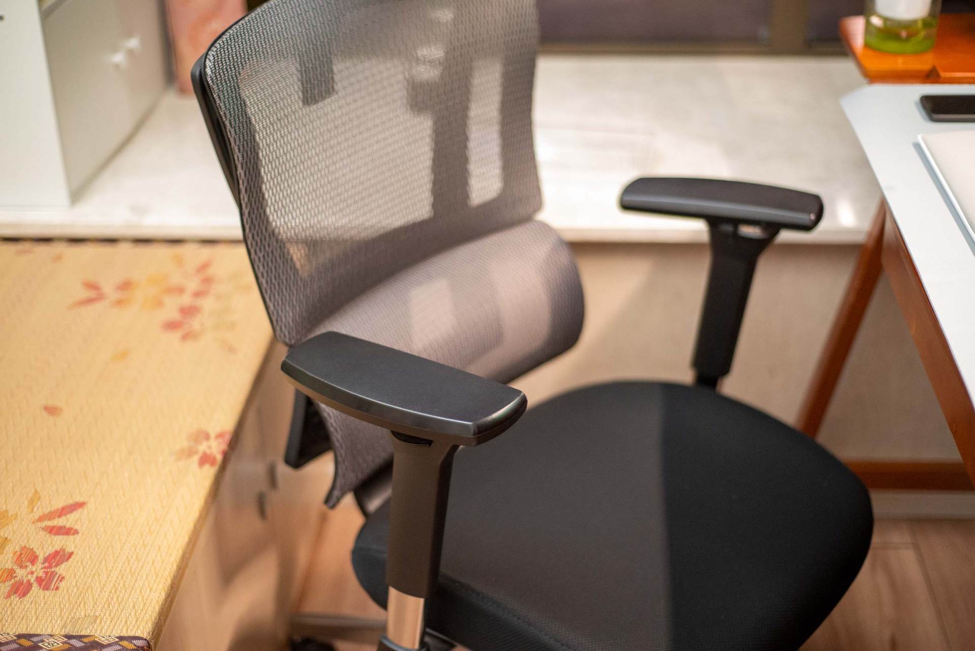 桌面改造 2.0，兼顾生产力与娱乐性的一体化空间