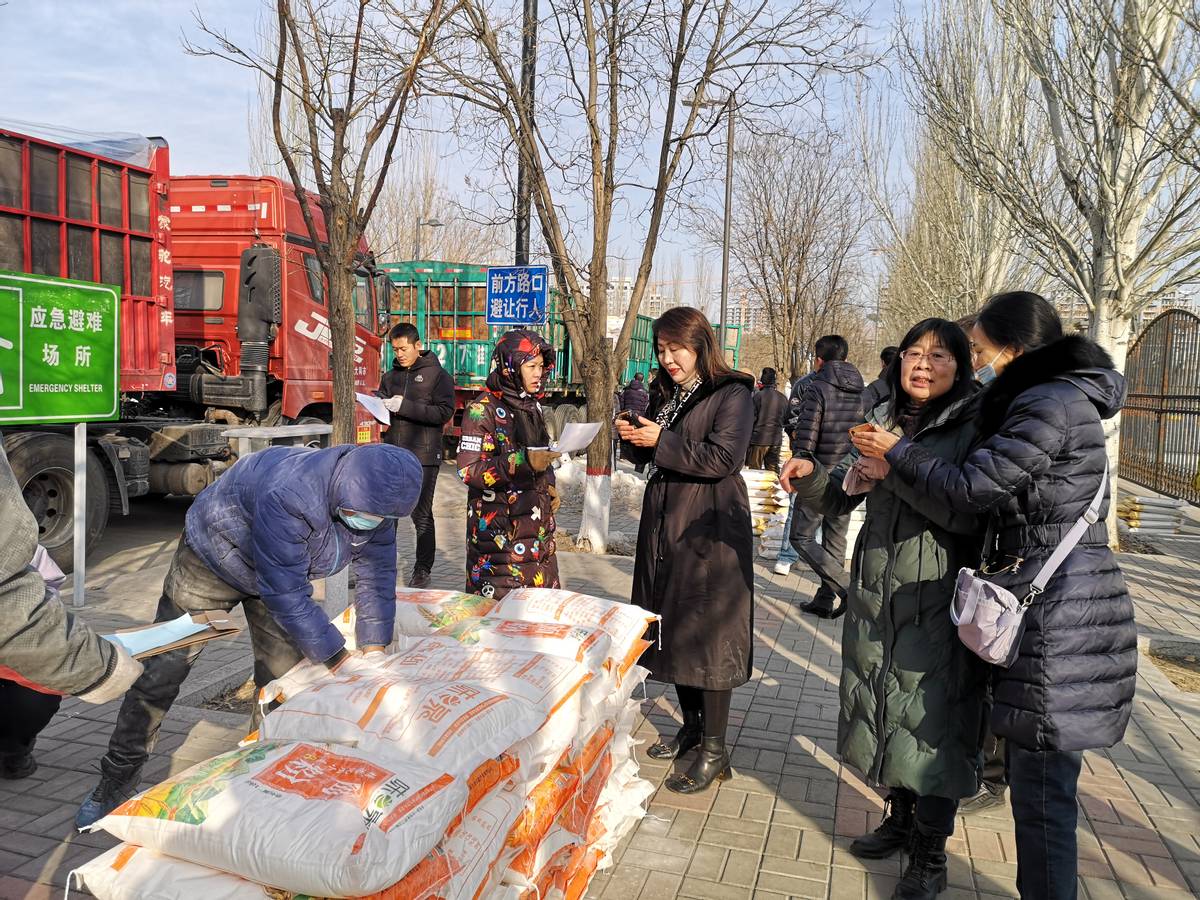 山西大同大学为教职工发放2022年春节慰问品