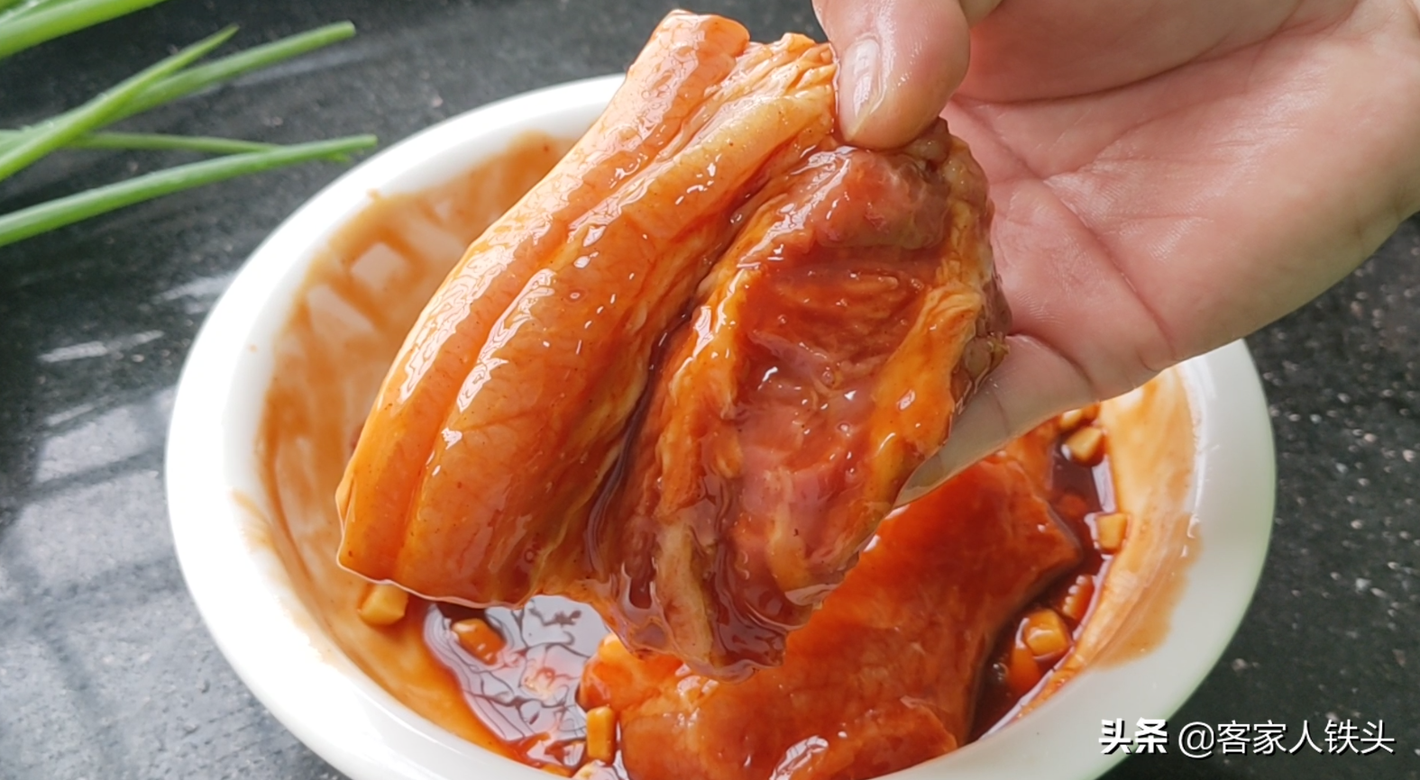 广式叉烧为什么那么香？原来做法这么简单，一打开盖，肚子都饿了