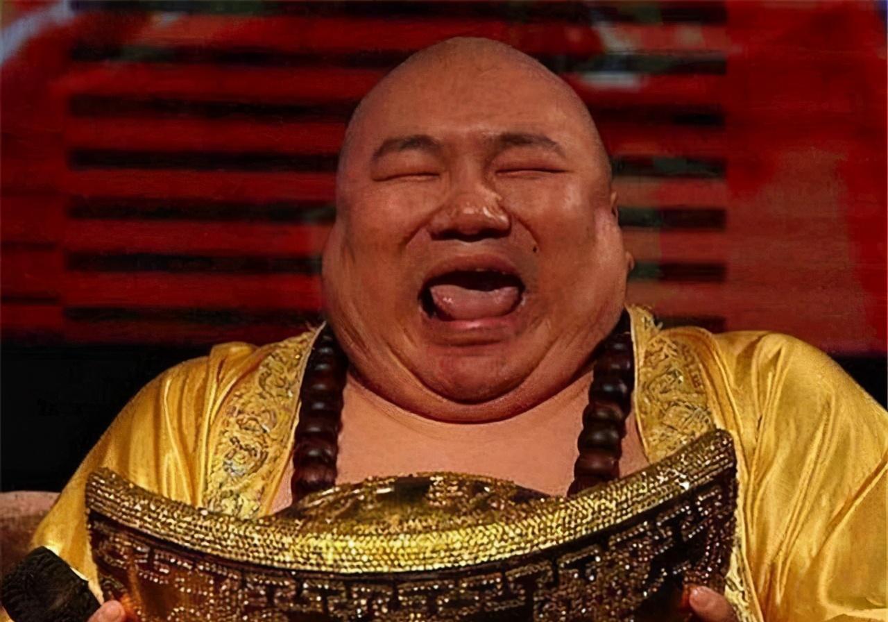 男子酷似弥勒佛，笑容满面，腹如悬鼓，尽显慈悲豁达之态。