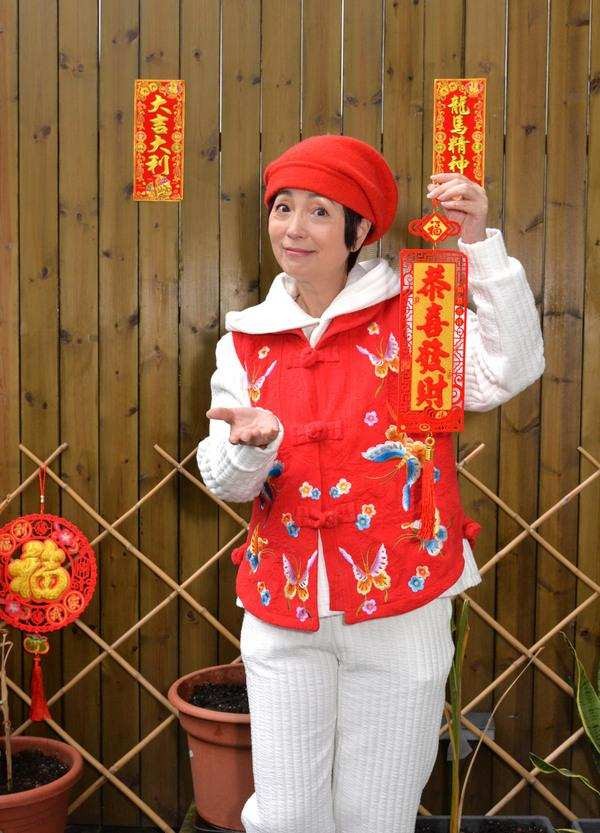 苑琼丹罕见露面，定制紫荆花贵妇旗袍，与老公两地分隔已1年