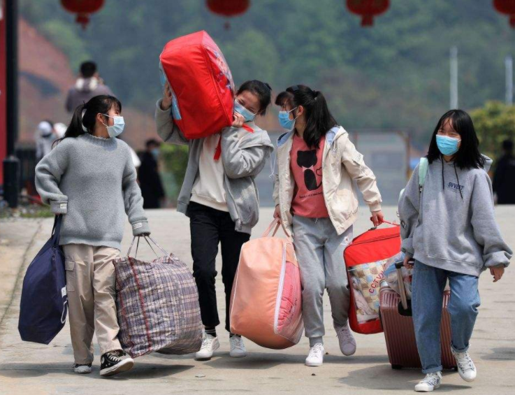 学校放假，校门口出现“勤俭持家”小能手，无奈中带着洒脱