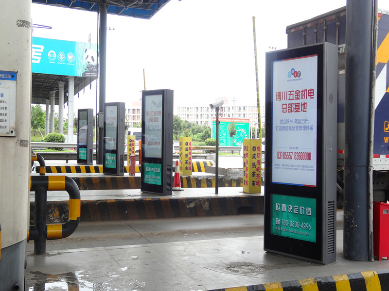户外智慧商显屏在高速路口、高铁、机场的使用场景案例图片参考