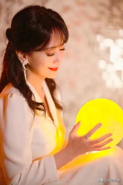 赵雅芝：不老女神笑容甜美，高贵大方，气质太迷人了