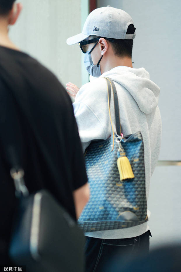 林峯抱女儿格格录制《披哥2》妻子张馨月陪伴左右