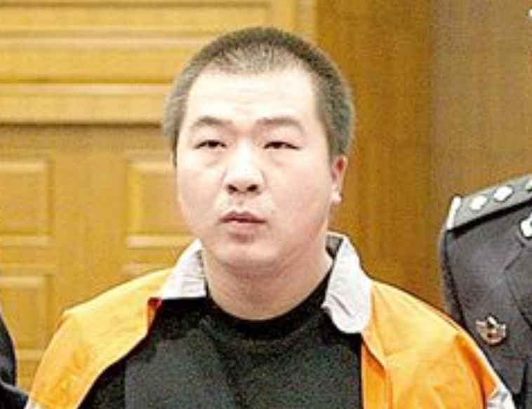 2009年一饭店老板回家后，杀害一家6口，邻居：刚发了600万拆迁款