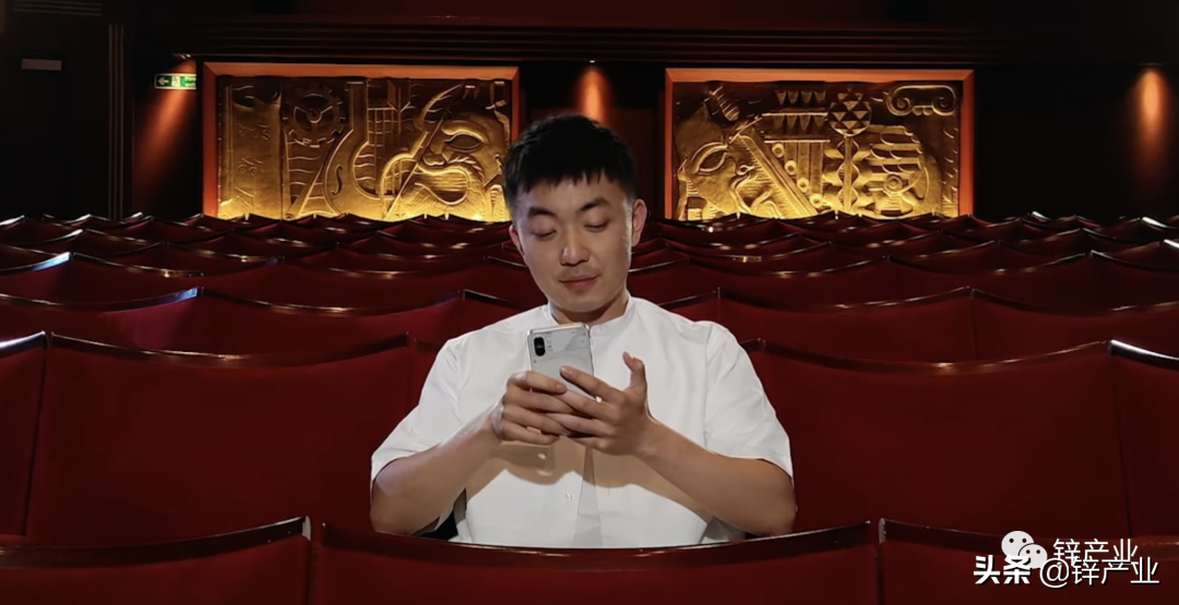 说苹果无聊的那个男人，做了一部手机