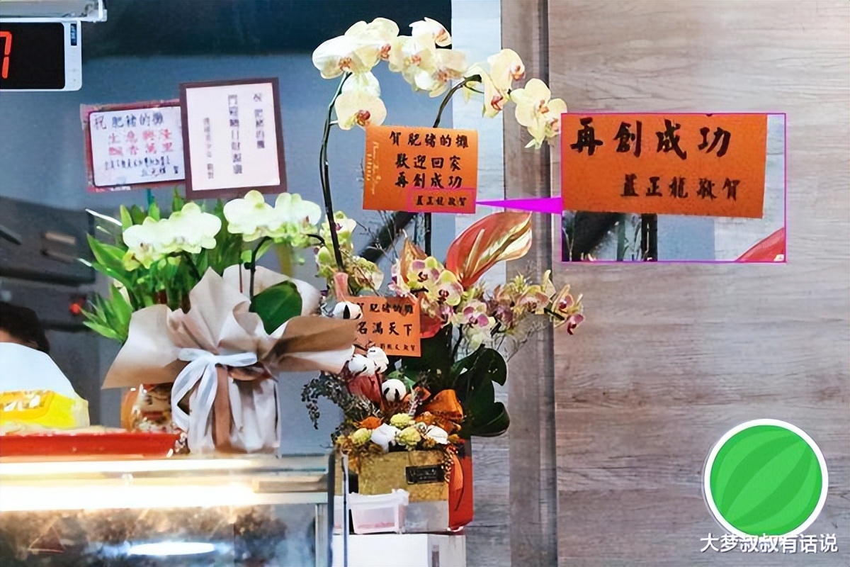 蓝正龙夜市放风4小时，咸酥鸡吃到早餐店！撑伞护花送女生回家