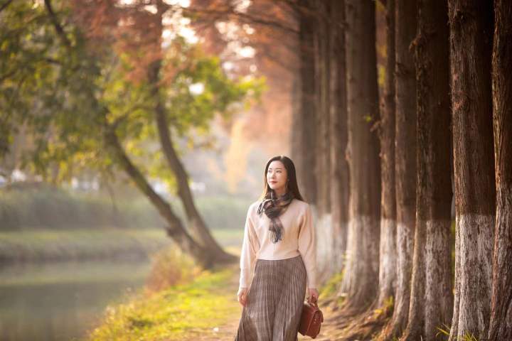 氣質(zhì)女性拍照技巧，7個(gè)有效擺姿，拍照優(yōu)雅知性很有魅力