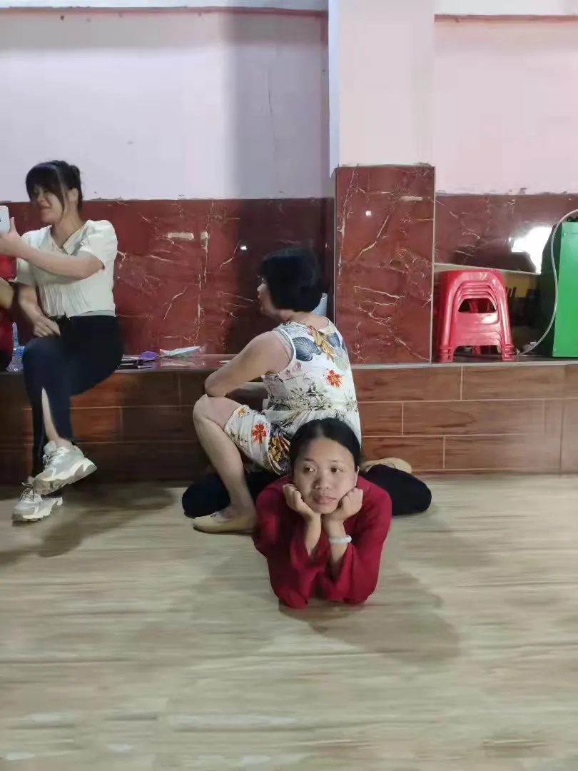 ​方寸之间，看见生活｜在田埂上跳舞的女人