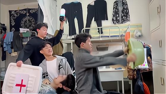 大学男生宿舍上演“怀孕生子”大戏，表情到位，情节逼真