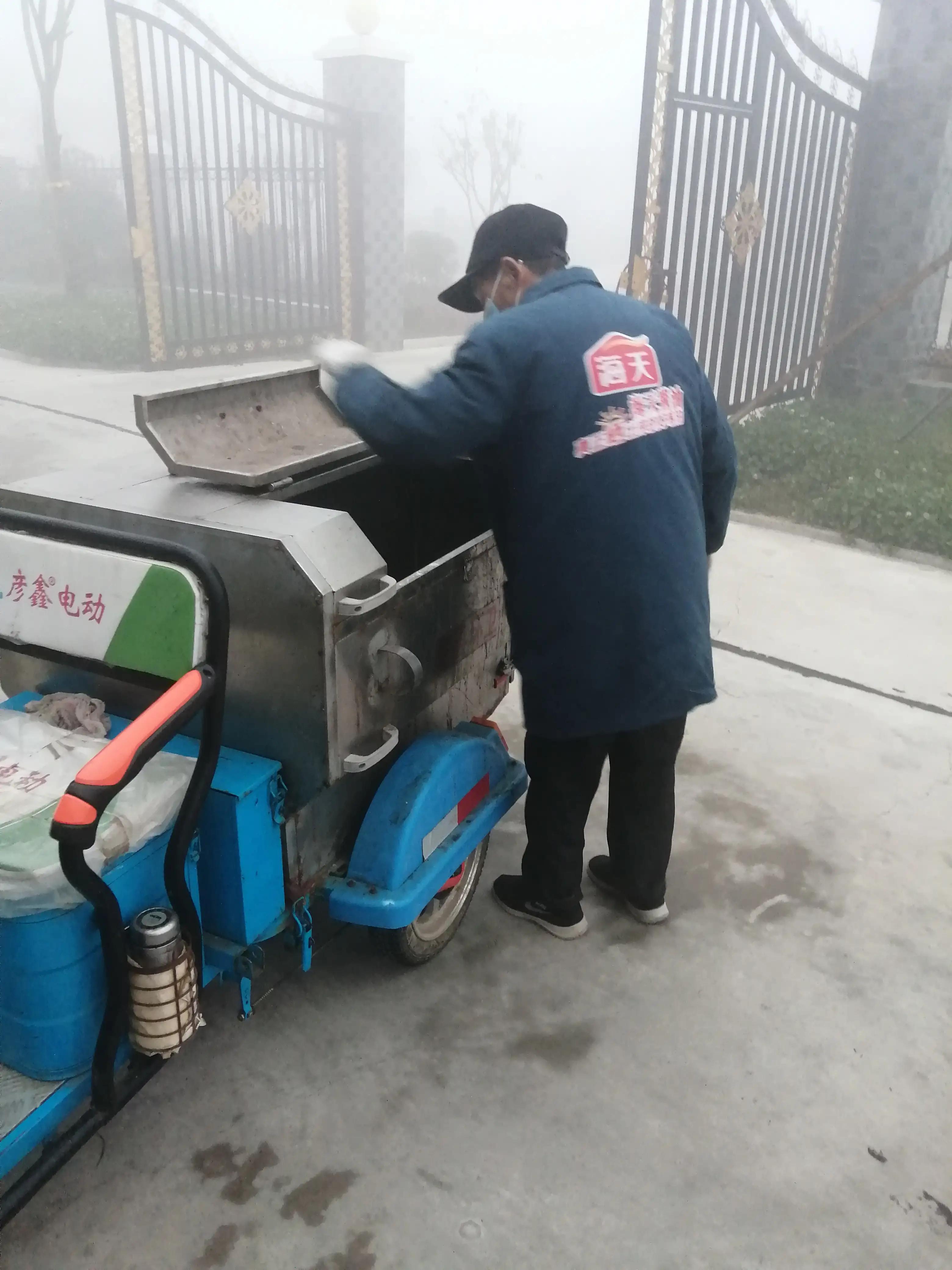 志愿者赴潢川和字村开展“每周一袋，清洁乡村”活动