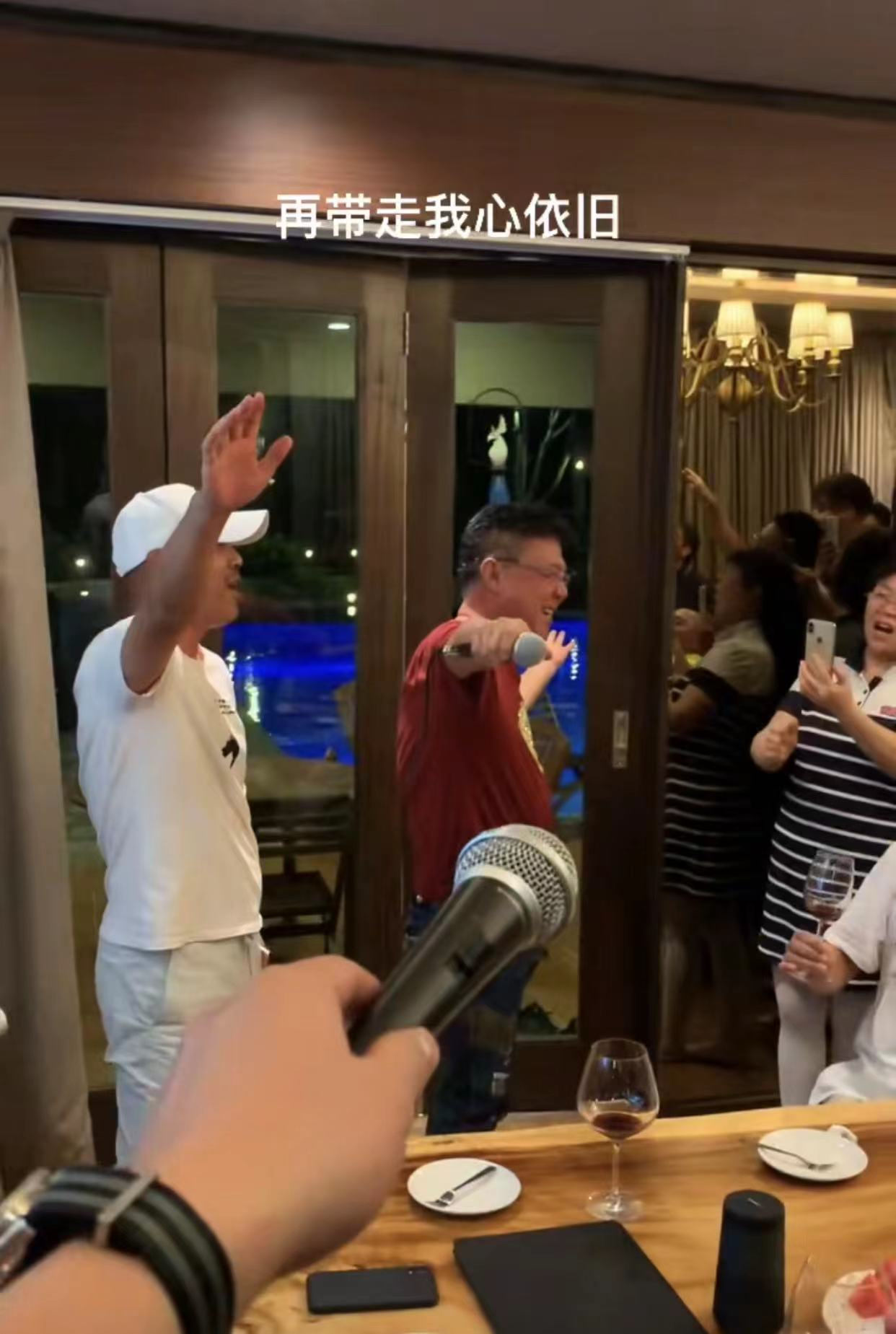 63岁姜育恒豪宅宴客，穿4000多T恤喝得满脸通红，身材发福认不出