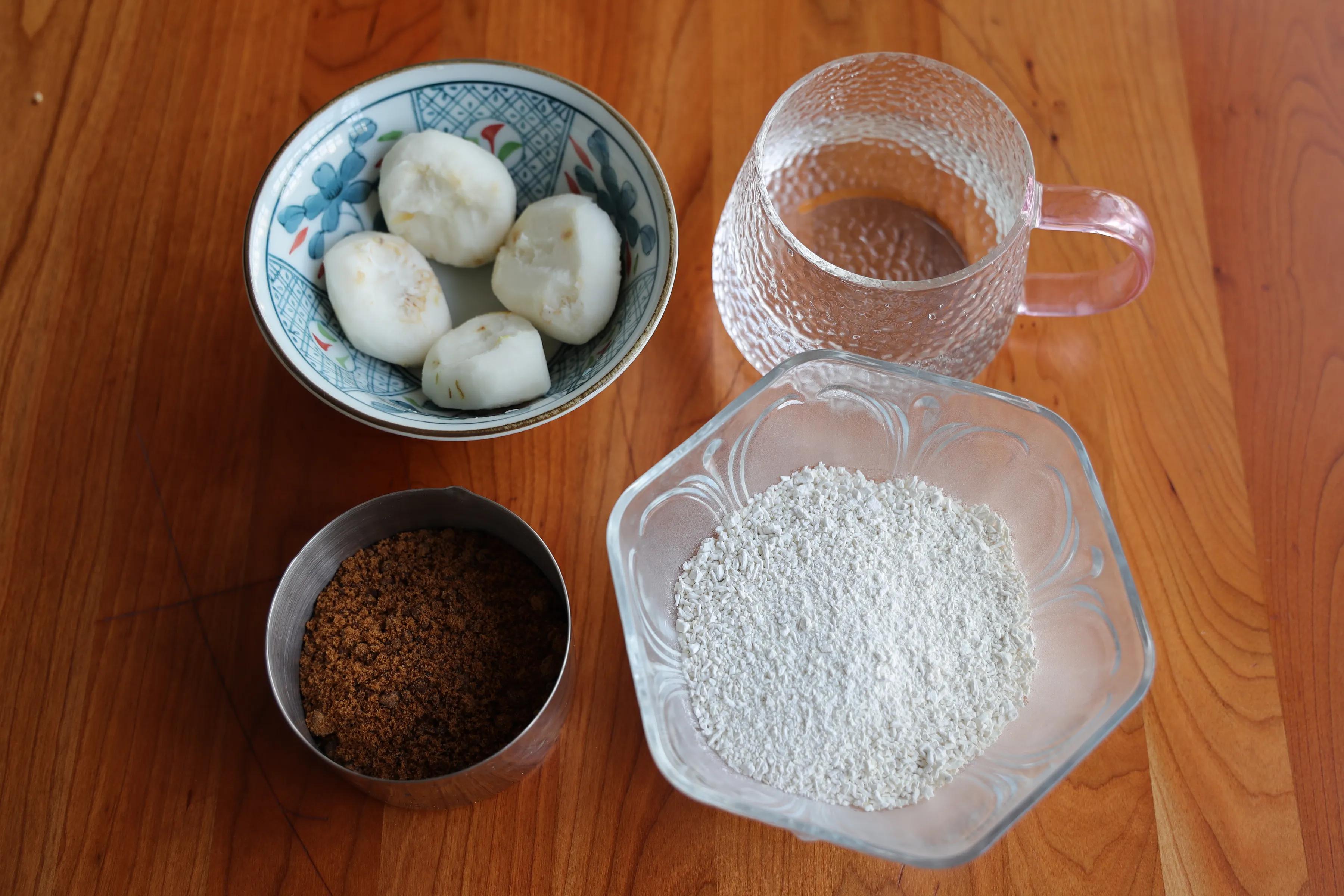 特别适合家宴上的一道甜品，Q弹有嚼劲，不甜不腻，解馋又解腻