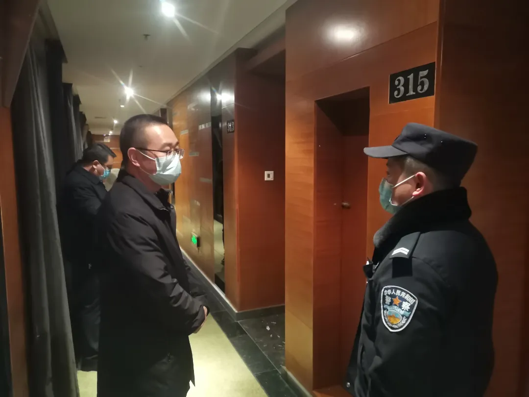 石泉县纪委监委突击暗访：坚决筑牢疫情防控安全防线
