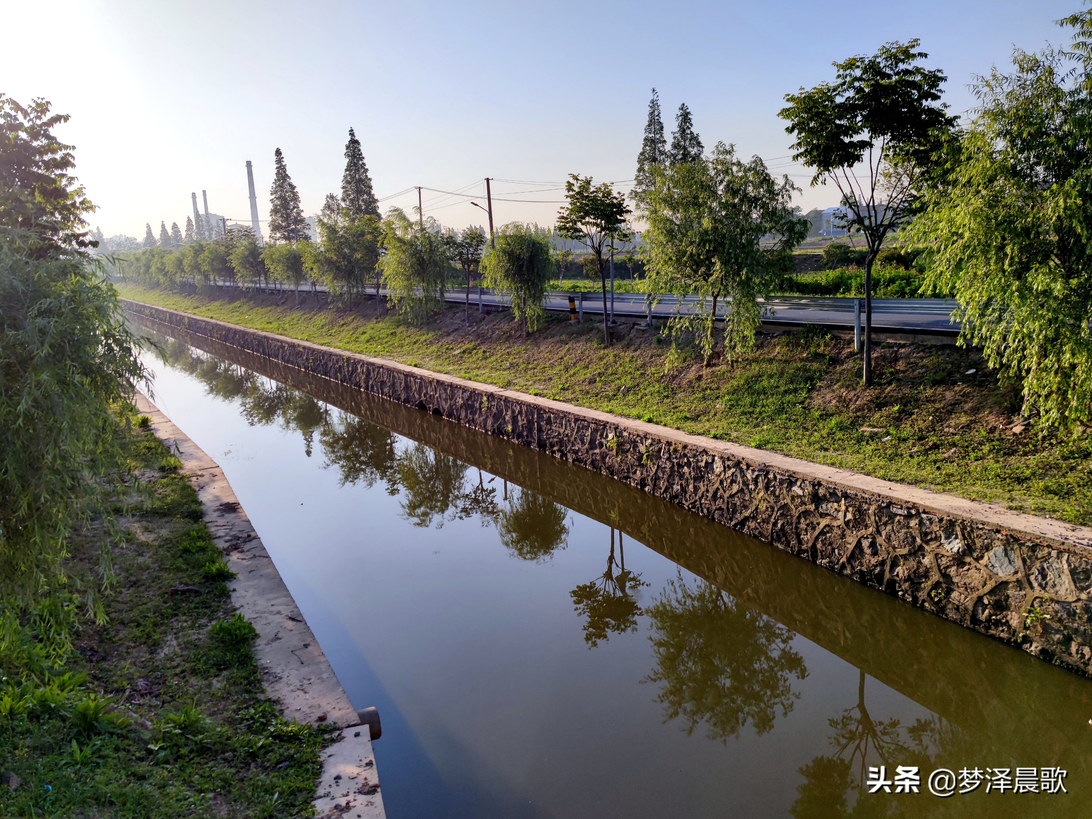 部分通村組道路刷黑,有的通村道路實現了道路綠化,美化,香化,有的將