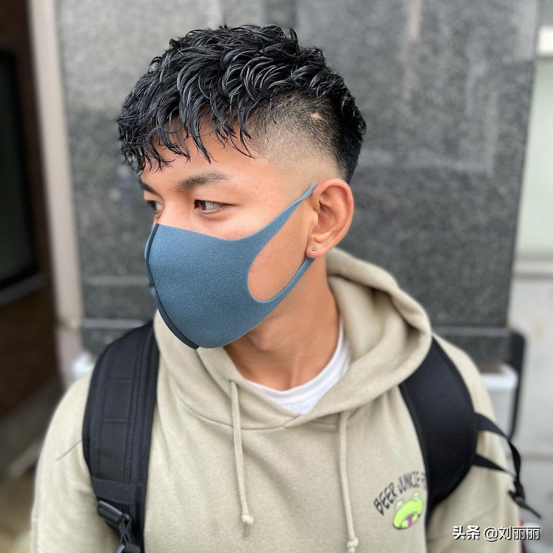 男士发型怎么剪才帅气？两侧推短三七分不连接，效果都不错