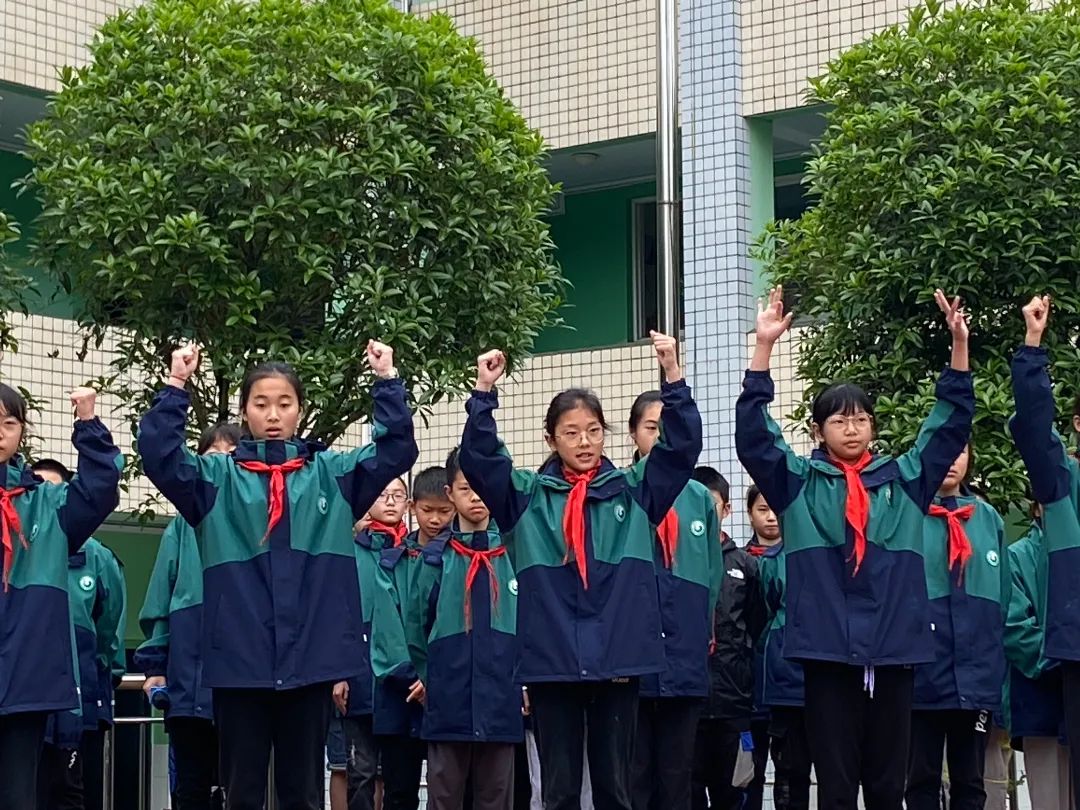 四川天府新区永兴小学举行“美好生活 劳动创造”主题升旗仪式