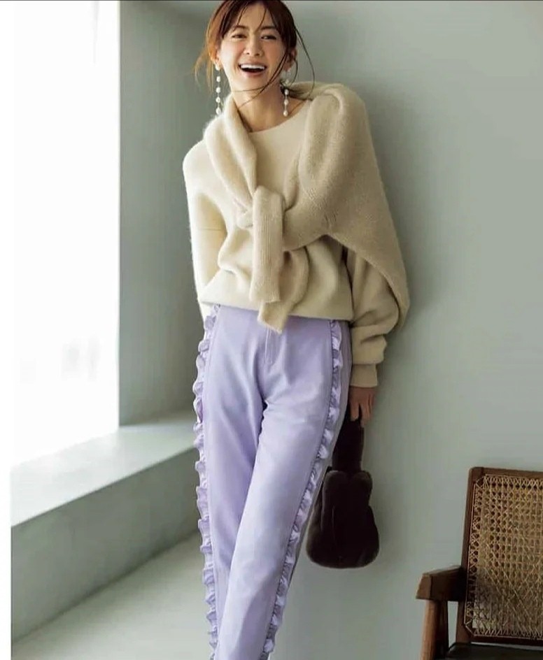 只穿黑白灰太老气了！学学日系的“撞色搭配法”吧，时髦又有范儿