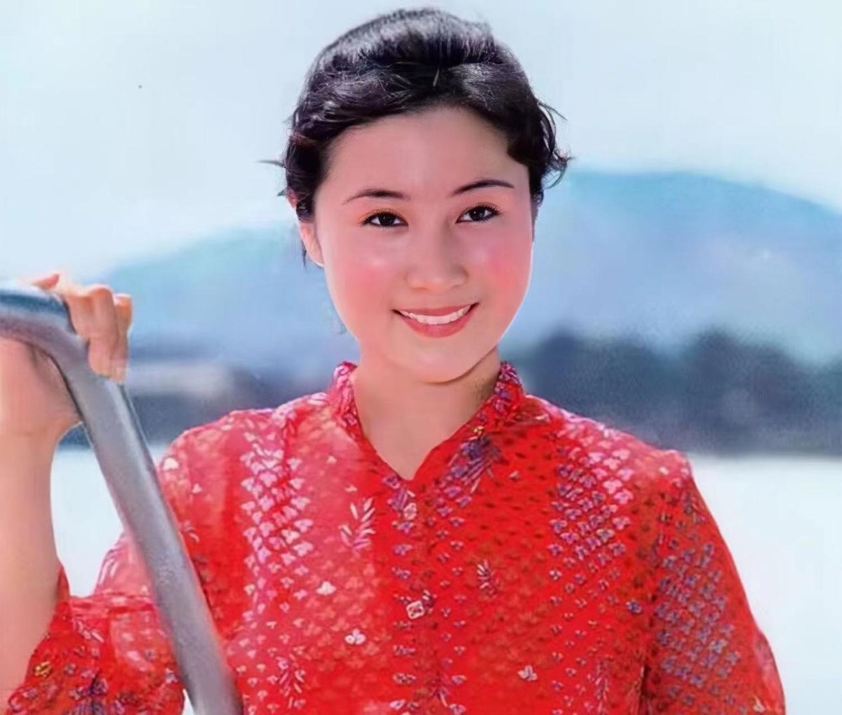 《少林寺》走红后，李连杰成了功夫巨星，牧羊女丁岚去哪里了？