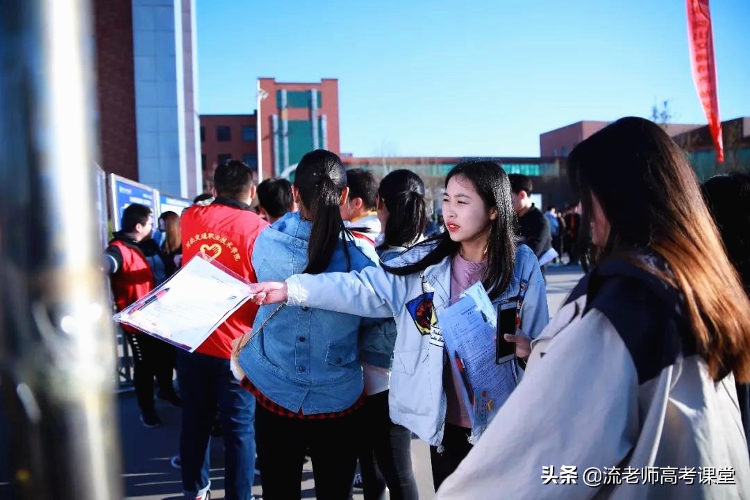 报考单招，单招院校毕业证与高考招生的一样吗？大专文凭一模一样