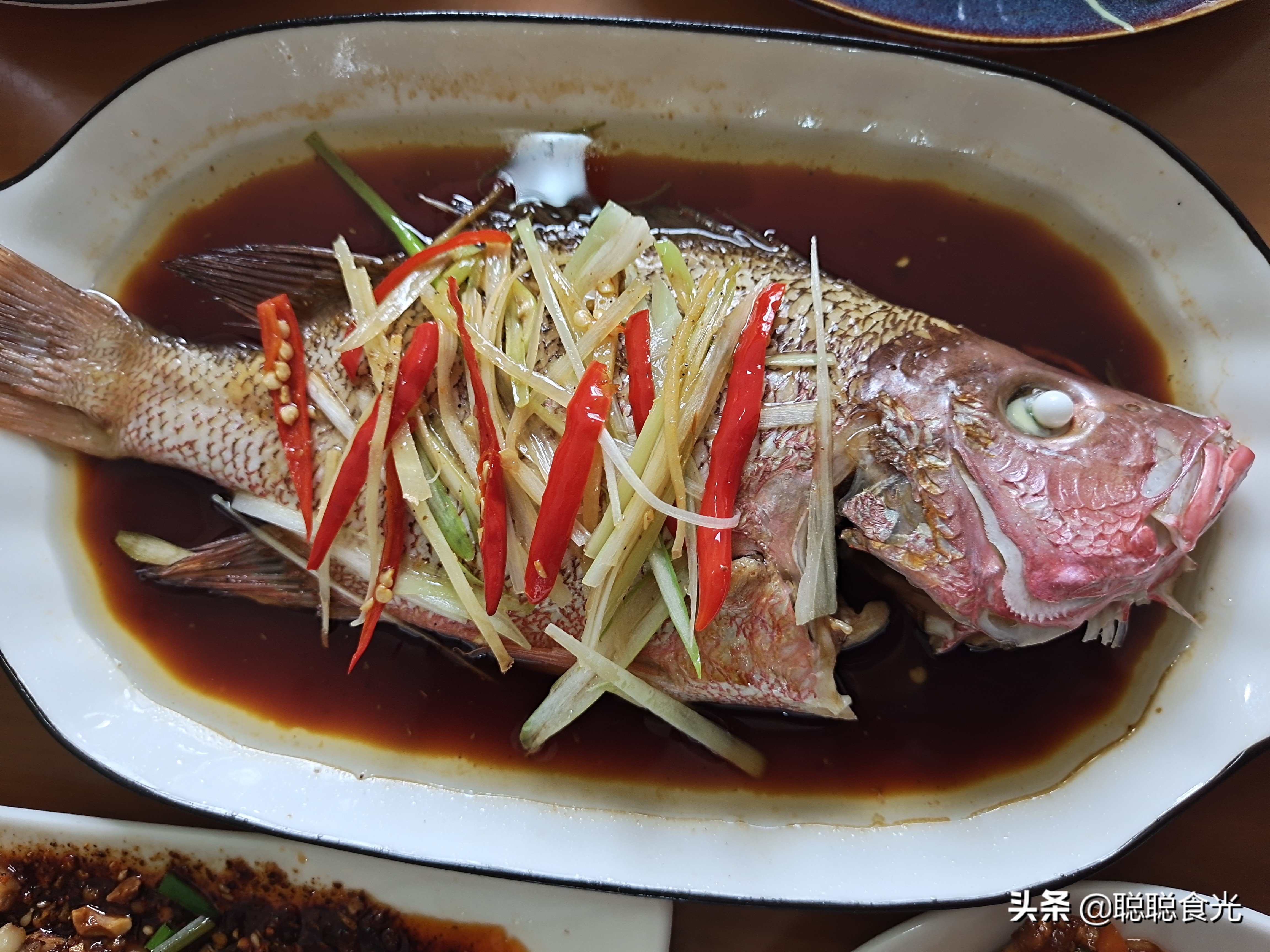 做法:1,买一条新鲜的红友鱼,让摊主处理好,把鱼