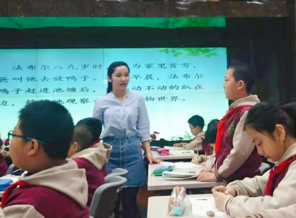 大连一小学生用ABB的格式组词，家长批改作业时，气得满地找棍子