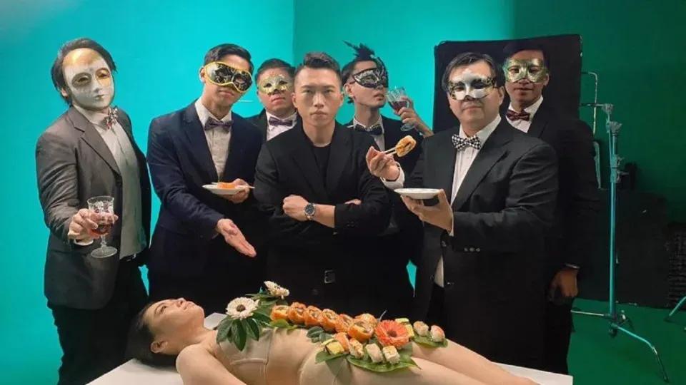 身价上亿的珠宝商砸800万当歌手拍“女体寿司”MV只赚了32元