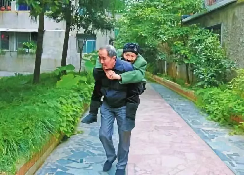 “等母亲过世,我就脱掉女装,做回男人。”