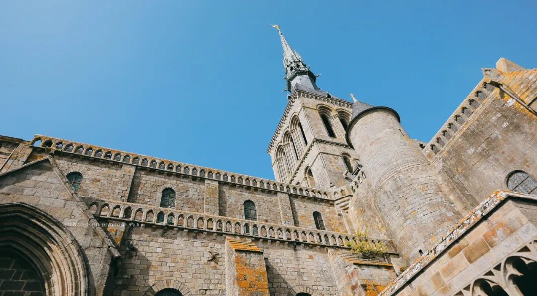 抱歉蹭热，看到周杰伦新专辑封面，回忆在圣米歇尔山的旅拍照片