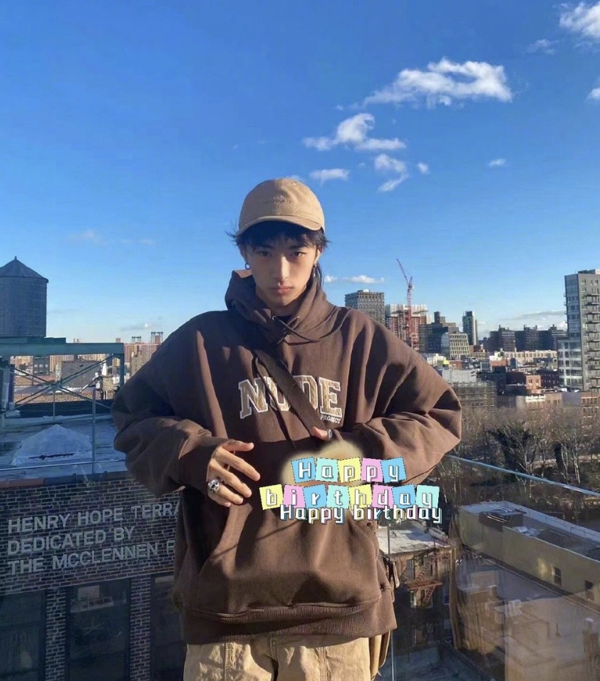 庾澄庆首晒儿子高清正脸，为哈利庆祝20岁生日，父子互动好温馨