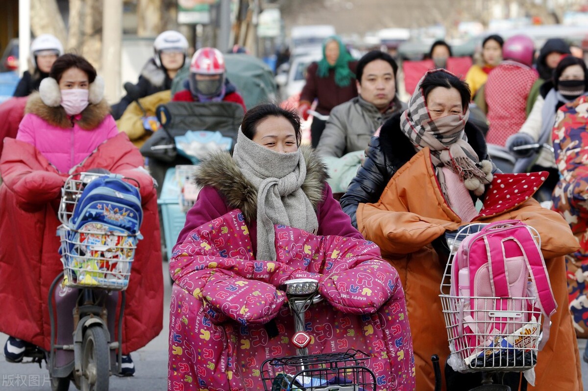 骑电动车的注意！多地要求拆除挡风被、遮阳蓬，不拆要罚款